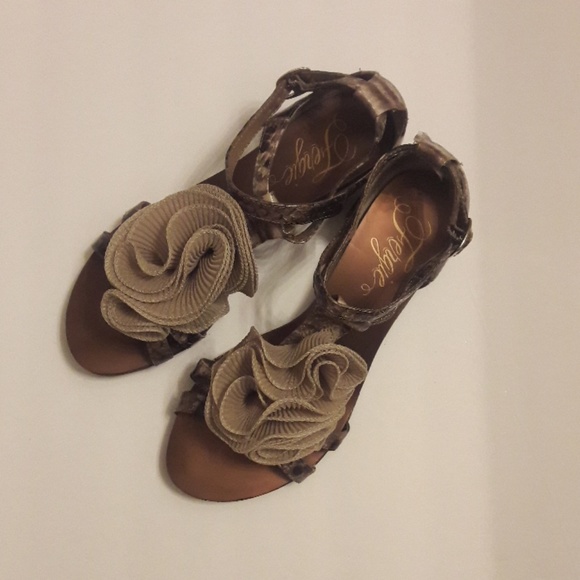 Fergie/ Snakeskin Print/ T Strap/ Sandals - Picture 2 of 8